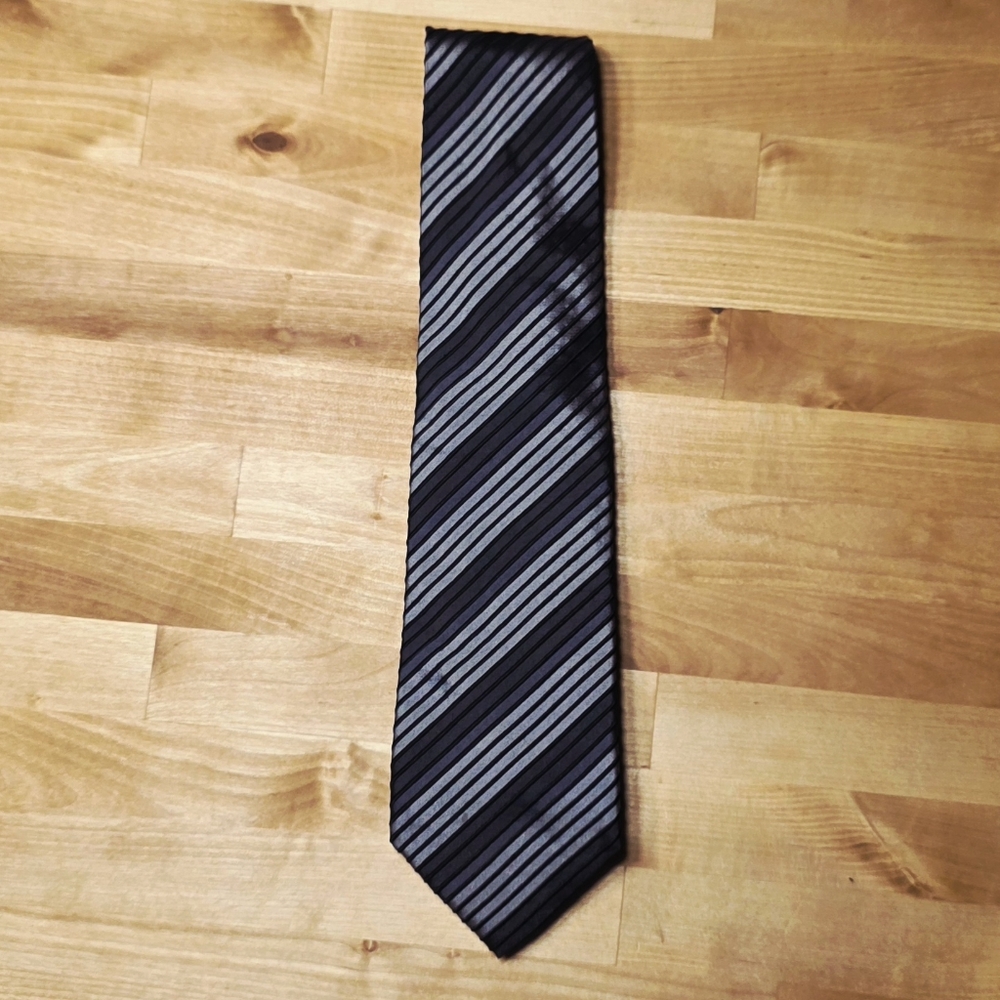 Gucci Vintage Neck Tie Black And Gray Striped - Textured - 3 3/4" Wide